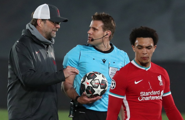 梦幻联动！樊振东与黄老板打乒乓球 互赠球衣和球拍