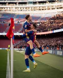 汪涵陪儿子参加马术比赛，嚼槟榔一脸享受，与老婆交替带娃引热议